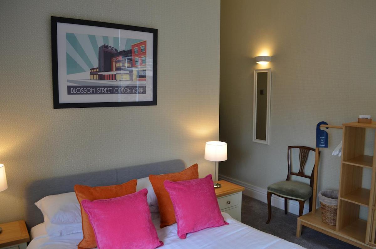 St George'S Guest House York Esterno foto